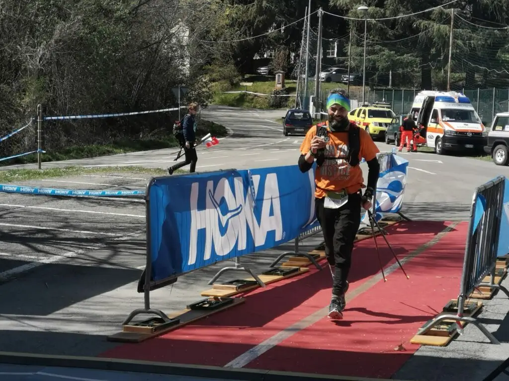 Il naturopata sportivo all'arrivo durante una gara di Trail ottimo per il benessere psicofisico