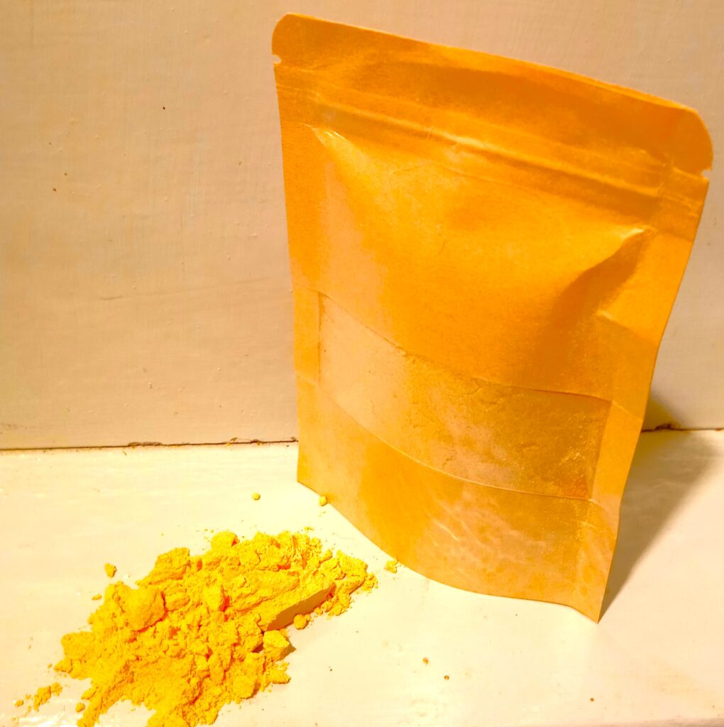 Immagine del fieno greco in polvere, ottenuto dai semi essiccati e macinati della pianta di fieno greco (Trigonella foenum-graecum). La polvere ha un colore giallo chiaro e una consistenza fine. Il fieno greco in polvere è comunemente utilizzato come spezia in cucina per il suo sapore leggermente amaro e come integratore per le sue proprietà benefiche, tra cui effetti ipoglicemizzanti, antiossidanti e antinfiammatori.