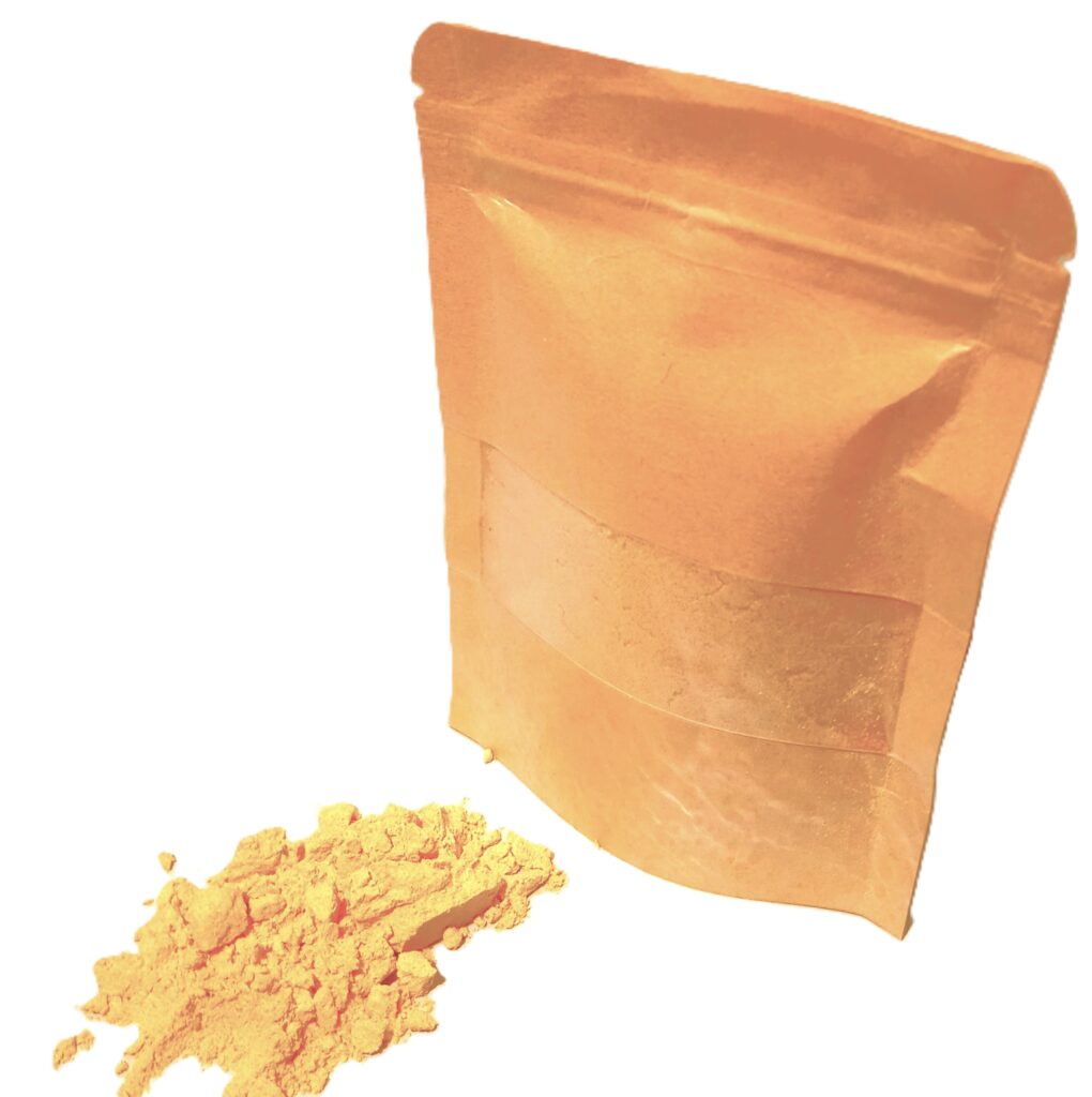 Immagine dello zenzero in polvere, ottenuto dal rizoma essiccato e macinato della pianta di zenzero (Zingiber officinale). La polvere ha un colore giallo-marrone chiaro e una consistenza fine. Lo zenzero in polvere è comunemente utilizzato come spezia in cucina per il suo sapore piccante e aromatico, ed è noto per le sue proprietà medicinali, tra cui effetti antinfiammatori, digestivi e antinausea