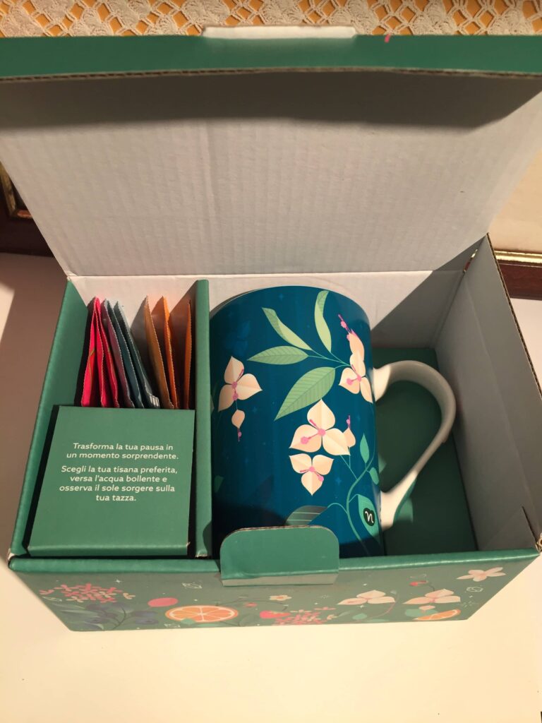 copri il nostro set Neavita, pensato per chi ama prendersi cura di sé con stile e naturalezza. Il prodotto si compone di una tazza Neavita decorata con delicati temi floreali, elegante e raffinata, ideale per accompagnare ogni pausa relax.