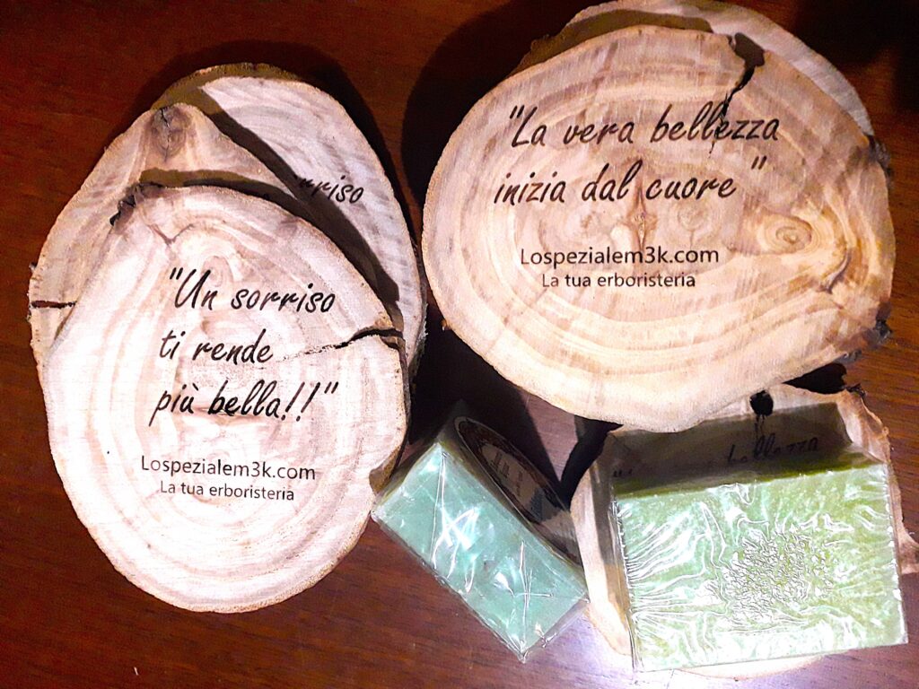 kit esclusivo che unisce una saponetta artigianale a un porta sapone in legno decorato con frasi motivazionali sulla bellezza incise al laser.